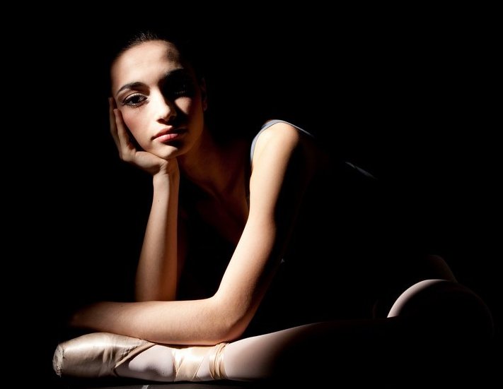 danzaclassica ragazza mano sul viso seduta